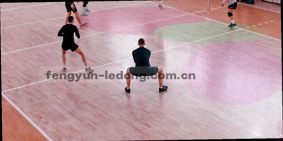 球场边线与角旗在高对比光影下的局部特写